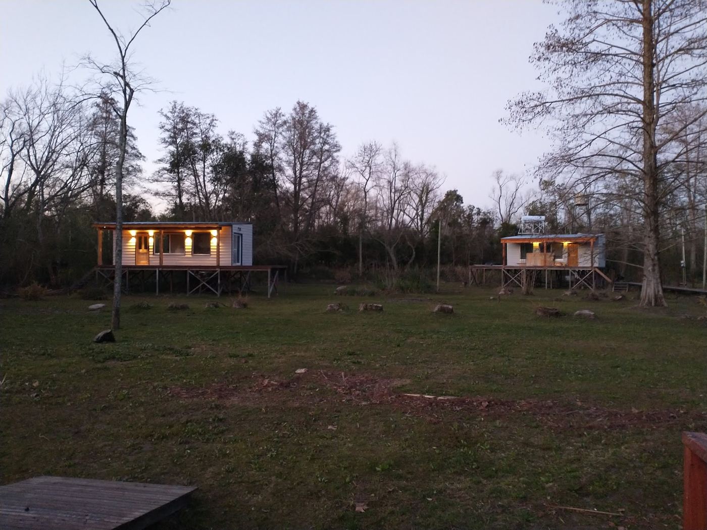 Las dos cabañas al atardecer