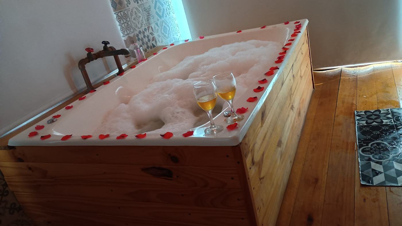 Hidromasaje con pétalos y champagne