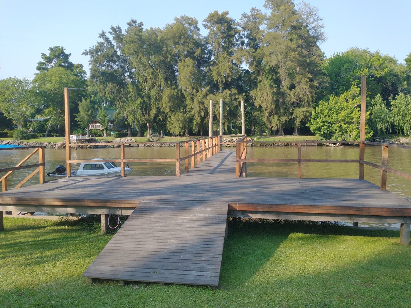 Muelle sobre el río